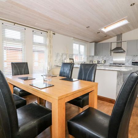 Oakwood Lodge York Extérieur photo