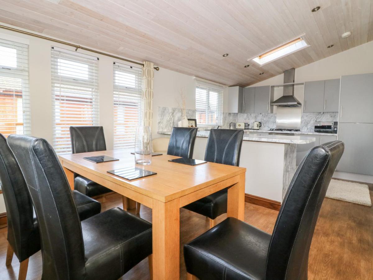 Oakwood Lodge York Extérieur photo
