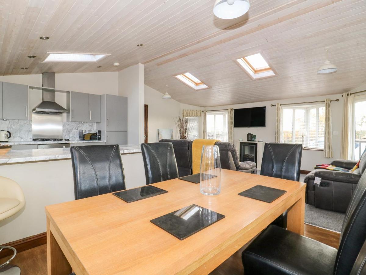 Oakwood Lodge York Extérieur photo